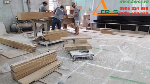 Hình ảnh thợ mộc Aeros đang thi công nội thất tại xưởng gỗ