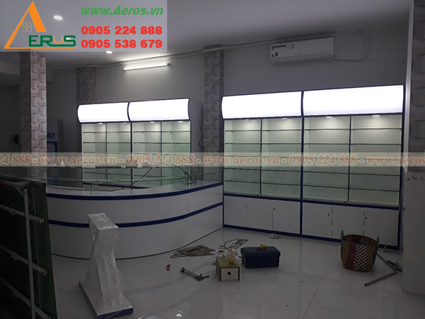 Hình ảnh thợ Aeros đang thi công nội thất nhà thuốc chị Nhàn ở Vĩnh Lộc, TPHCM