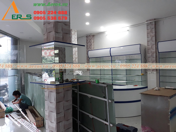Hình ảnh thợ Aeros đang thi công nội thất nhà thuốc chị Nhàn ở Vĩnh Lộc, TPHCM
